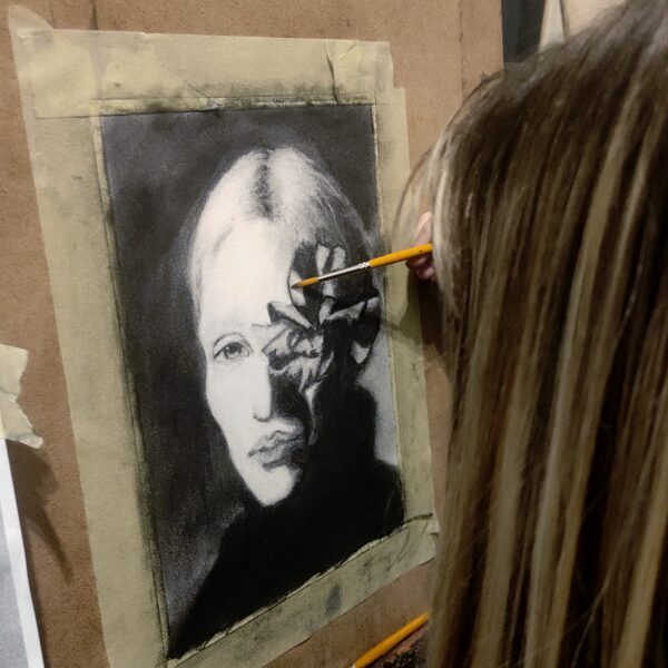 Ženskost, světlo a stín. - uhel na papíře 